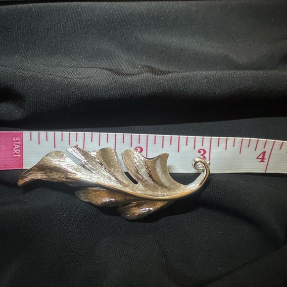 Beautiful Leaf Brooch - Picture 7 of 7